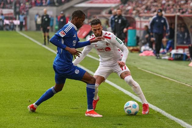 Cologne, Germany, 09 02 25 Pape Meissa Ba FC Schalke 04 and Leart Pacarada 1 FC Koeln fighting for the ball during the 2 Bundesliga match between 1 FC Köln FC Schalke 04 at RheinEnergieSTADION on 09 February 2025 in Cologne, Germany Köln RheinEnergieSTADION Germany Copyright: xStefanxBrauerx xBrauer-Fotoagentx