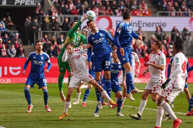 Cologne, Germany, 09 02 25 Denis Huseinbasic 1 FC Köln , Marcin Kaminski FC Schalke 04 and goalkeeper Justin Heekeren FC Schalke 04 fighting for the ball during the Bundesliga 2 match between 1 FC Köln FC Schalke 04 at RheinEnergieSTADION on 09 February 2025 in Cologne, Germany Köln RheinEnergieSTADION Germany Copyright: xStefanxBrauerx xBrauer-Fotoagentx