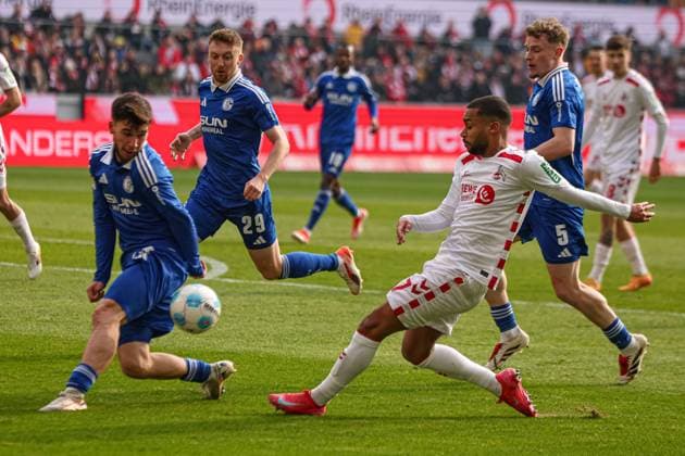 Cologne, Germany, 09 02 25 Mehmet Aydin FC Schalke 04 and Linton Maina 1 FC Koeln fighting for the ball during the 2 Bundesliga match between 1 FC Köln FC Schalke 04 at RheinEnergieSTADION on 09 February 2025 in Cologne, Germany Köln RheinEnergieSTADION Germany Copyright: xStefanxBrauerx xBrauer-Fotoagentx