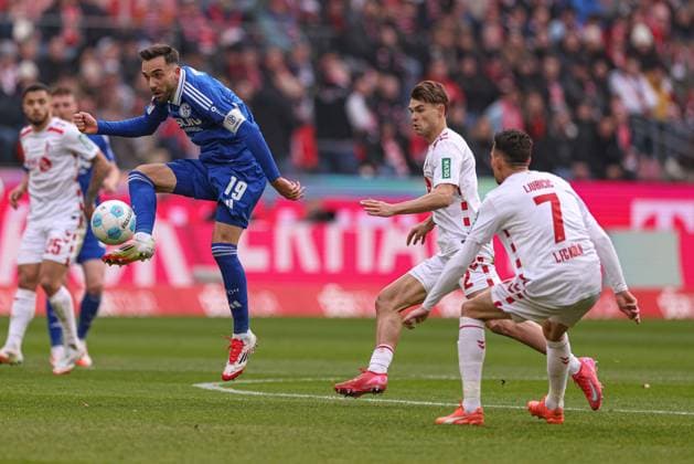 Cologne, Germany, 09 02 25 Kenan Karaman FC Schalke 04 in action, on the ball, single action during the 2 Bundesliga match between 1 FC Köln FC Schalke 04 at RheinEnergieSTADION on 09 February 2025 in Cologne, Germany Köln RheinEnergieSTADION Germany Copyright: xStefanxBrauerx xBrauer-Fotoagentx