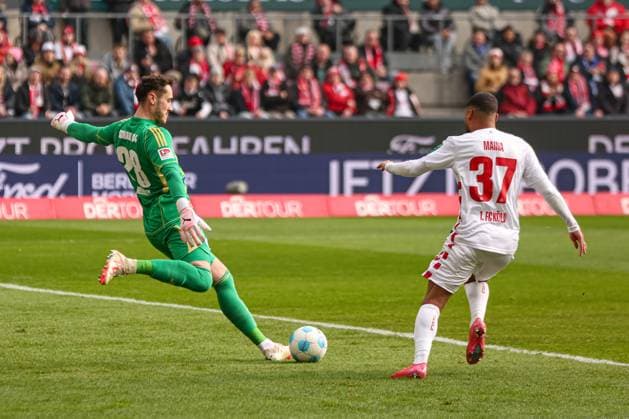 Cologne, Germany, 09 02 25 Goalkeeper Justin Heekeren FC Schalke 04 and Linton Maina 1 FC Koeln fighting for the ball during the 2 Bundesliga match between 1 FC Köln FC Schalke 04 at RheinEnergieSTADION on 09 February 2025 in Cologne, Germany Köln RheinEnergieSTADION Germany Copyright: xStefanxBrauerx xBrauer-Fotoagentx