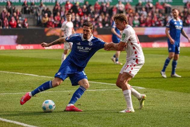 Cologne, Germany, 09 02 25 Janik Bachmann FC Schalke 04 and Mathias Olesen 1 FC Koeln fighting for the ball during the 2 Bundesliga match between 1 FC Köln FC Schalke 04 at RheinEnergieSTADION on 09 February 2025 in Cologne, Germany Köln RheinEnergieSTADION Germany Copyright: xStefanxBrauerx xBrauer-Fotoagentx