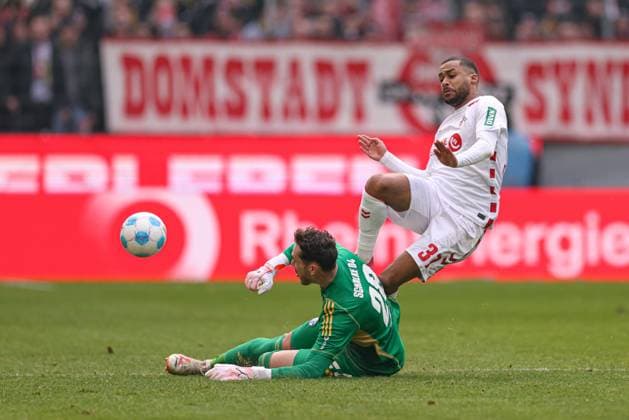 Cologne, Germany, 09 02 25 Goalkeeper Justin Heekeren FC Schalke 04 and Linton Maina 1 FC Koeln fighting for the ball during the 2 Bundesliga match between 1 FC Köln FC Schalke 04 at RheinEnergieSTADION on 09 February 2025 in Cologne, Germany Köln RheinEnergieSTADION Germany Copyright: xStefanxBrauerx xBrauer-Fotoagentx