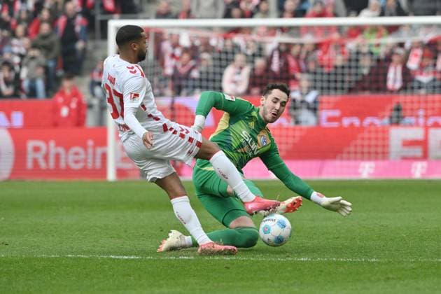 Goalkeeper Justin Heekeren FC Schalke 04 saves against Linton Maina 1 FC Koeln 09 02 2025, Soccer 2 Bundesliga, Matchday 21, Season 2024 2025 1 FC Köln FC Schalke 04 Koeln Rhein Energie Stadion Nordrhein Westfalen Germany Team2