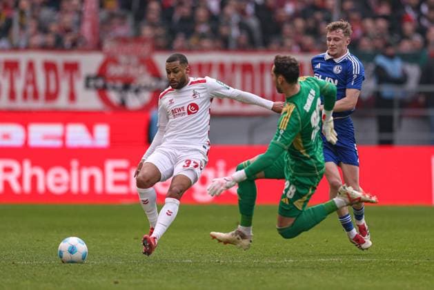 Cologne, Germany, 09 02 25 Linton Maina 1 FC Köln and goalkeeper Justin Heekeren FC Schalke 04 fighting for the ball during the Bundesliga 2 match between 1 FC Köln FC Schalke 04 at RheinEnergieSTADION on 09 February 2025 in Cologne, Germany Köln RheinEnergieSTADION Germany Copyright: xStefanxBrauerx xBrauer-Fotoagentx