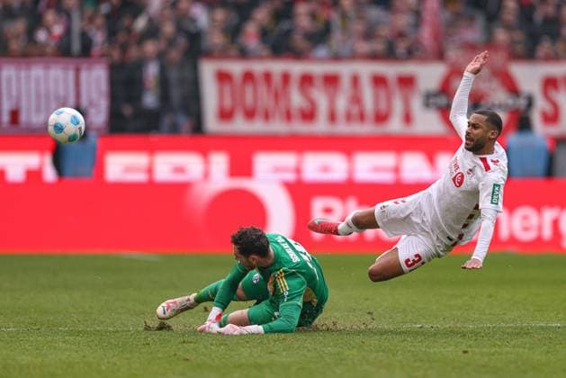 Cologne, Germany, 09 02 25 Goalkeeper Justin Heekeren FC Schalke 04 and Linton Maina 1 FC Koeln fighting for the ball during the 2 Bundesliga match between 1 FC Köln FC Schalke 04 at RheinEnergieSTADION on 09 February 2025 in Cologne, Germany Köln RheinEnergieSTADION Germany Copyright: xStefanxBrauerx xBrauer-Fotoagentx