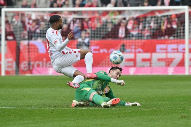 Goalkeeper Justin Heekeren FC Schalke 04 saves against Linton Maina 1 FC Koeln 09 02 2025, Soccer 2 Bundesliga, Matchday 21, Season 2024 2025 1 FC Köln FC Schalke 04 Koeln Rhein Energie Stadion Nordrhein Westfalen Germany Team2