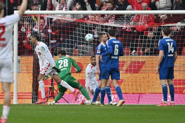 Damion Downs 1 FC Koeln , li , scores the goal to 1 0 09 02 2025, Soccer 2 Bundesliga, Matchday 21, Season 2024 2025 1 FC Köln FC Schalke 04 Koeln Rhein Energie Stadion Nordrhein Westfalen Germany Team2