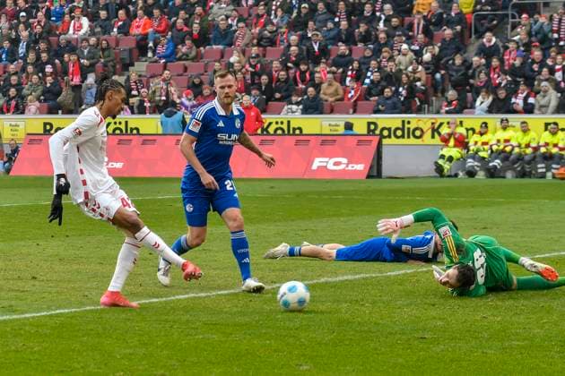 Damion Downs Koeln 42 scores the goal for 1 0 09 02 2025 Soccer 1 FC Koeln vs FC Schalke 04, Rheinenergiestadion, Koeln, DFB DFL REGULATIONS PROHIBIT ANY USE OF PHOTOGRAPHS AS IMAGE SEQUENCES AND OR QUASI VIDEO Copyright: xpepphotox xSaschaxWeizx pep00321, pep_20250209_hm_0834