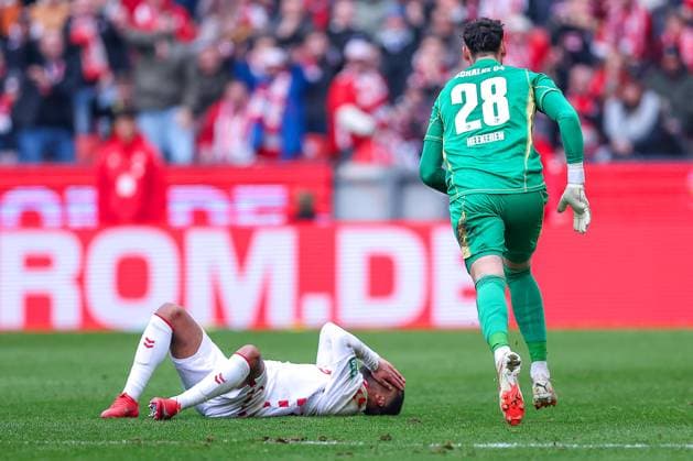 09 02 2025, Football, 1 FC Köln FC Schalke 04, 2 Fußball Bundesliga, 21 Matchday, RheinEnergie STADION, Saison 2024 2025 Goalkeeper Justin Heekeren S04 28 in duel against Linton Maina FC Köln 37 DFB regulations prohibit any use of photographs as image sequences and or quasi video Nordrhein Westfalen Germany