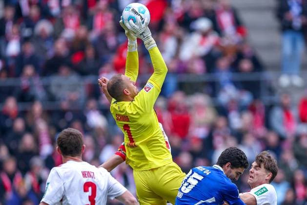 09 02 2025, Football, 1 FC Köln FC Schalke 04, 2 Fußball Bundesliga, 21 Matchday, RheinEnergie STADION, Season 2024 2025 Goalkeeper Marvin Schwäbe FC Köln 1 defends the goal DFB regulations prohibit any use of photographs as image sequences and or quasi video Nordrhein Westfalen Germany