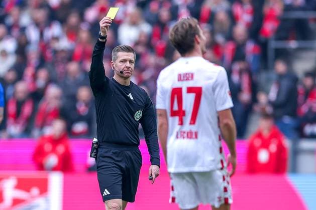 09 02 2025, Football, 1 FC Köln FC Schalke 04, 2 Fußball Bundesliga, 21 Matchday, RheinEnergie STADION, Season 2024 2025 Referee Tobias Welz Yellow card Mathias Olesen FC Köln 47 DFB regulations prohibit any use of photographs as image sequences and or quasi video Nordrhein Westfalen Germany