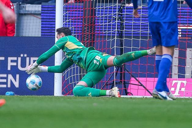 09 02 2025, Football, 1 FC Köln FC Schalke 04, 2 Fußball Bundesliga, 21 Matchday, RheinEnergie STADION, Season 2024 2025 Goalkeeper Justin Heekeren S04 28 DFB regulations prohibit any use of photographs as image sequences and or quasi video Nordrhein Westfalen Germany