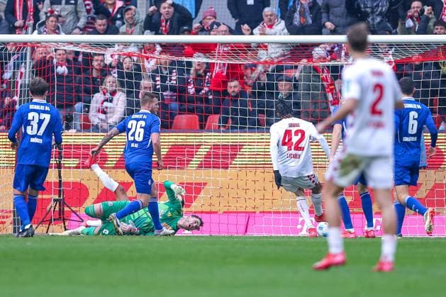 09 02 2025, Football, 1 FC Köln FC Schalke 04, 2 Fußball Bundesliga, 21 Matchday, RheinEnergie STADION, Season 2024 2025 Goal kick to 1 0 by Damion Downs FC Köln 42 DFB regulations prohibit any use of photographs as image sequences and or quasi video Nordrhein Westfalen Germany