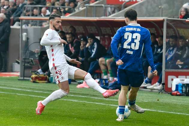 v. li. im Zweikampf Leart Paçarada (Koeln 17) Mehmet-Can Ayd?n (Schalke 23) 09.02.2025 Fussball 1. FC Koeln vs FC Schalke 04, Rheinenergiestadion, Koeln, DFB DFL REGULATIONS PROHIBIT ANY USE OF PHOTOGRAPHS AS IMAGE SEQUENCES AND OR QUASI-VIDEO Copyright: xpepphotox xSaschaxWeizx pep00321, pep_20250209_hm_0098