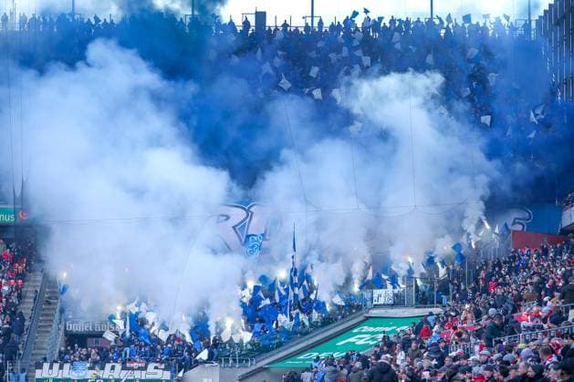 09 02 2025, Fußball, 1 FC Köln FC Schalke 04, 2 Fußball Bundesliga, 21 Spieltag, RheinEnergie STADION, Saison 2024 2025 Die Schalke Fans Ultras in der Nordkurve zeigen eine Choreografie Choreo und zünden dabei massiv Pyrotechnik Bengalisches Feuer und Rauchkörper Es kommt zu Nebel und Rauchentwicklung Feature Gästeblock DFB regulations prohibit any use of photographs as image sequences and or quasi video Nordrhein Westfalen Germany