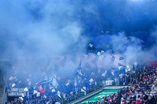 09.02.2025, Fußball, 1. FC Köln - FC Schalke 04, 2.. Fußball Bundesliga, 21. Spieltag, RheinEnergie-STADION, Saison 2024 2025: Die Schalke-Fans Ultras in der Nordkurve zeigen eine Choreografie Choreo und zünden dabei massiv Pyrotechnik Bengalisches Feuer und Rauchkörper. Es kommt zu Nebel und Rauchentwicklung Feature Gästeblock DFB regulations prohibit any use of photographs as image sequences and or quasi-video. Nordrhein-Westfalen Deutschland