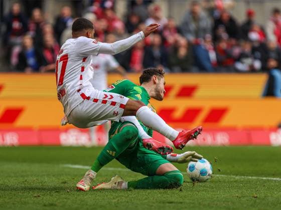 Linton Maina FC Köln FC Koeln, 37 in duel against goalkeeper Justin Heekeren FC Schalke 04, 28 , GER, FC Köln Koeln vs FC Schalke 04, Soccer, 2 Bundesliga, Matchday 21, Season 2024 2025, 09 02 2025, DFL DFB REGULATES PROHIBIT ANY USE OF PHOTOGRAPHS AS IMAGE SEQUENCES AND OR QUASI VIDEO, GER, FC Köln Koeln vs FC Schalke 04, Football, 2 Bundesliga, Matchday 21, Season 2024 2025, 09 02 2025 Köln Koeln Copyright: xGabrielxBoiax EP_EER