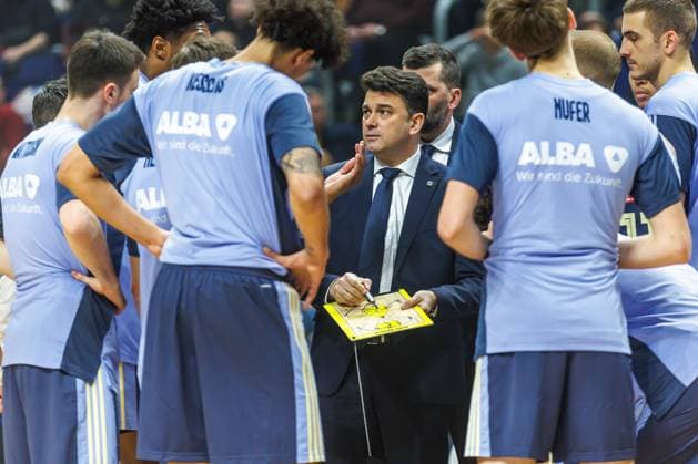 09 02 25, Berlin, Basketball, 1 Bundesliga, easyCredit BBL, Main round, Matchday 20, Uber Arena ALBA BERLIN Veolia Towers Hamburg Head coach Israel Gonzalez of Alba Berlin discusses with his team ALBA BERLIN Veolia Towers Hamburg