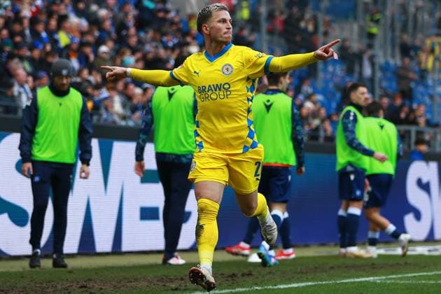 09 02 2025, xrekx, Fußball 2 Bundesliga, Karlsruher SC Eintracht Braunschweig v l Torjubel nach dem Tor zum celebrating the goal celebrate durch Lino Tempelmann Eintracht Braunschweig zum 2 0 DFL DFB REGULATIONS PROHIBIT ANY USE OF PHOTOGRAPHS as IMAGE SEQUENCES and or QUASI VIDEO Karlsruhe
