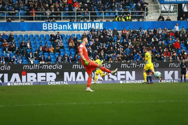 09 02 2025, xrekx, Fußball 2 Bundesliga, Karlsruher SC Eintracht Braunschweig v l Torjubel nach dem Tor zum celebrating the goal celebrate durch Lino Tempelmann Eintracht Braunschweig zum 2 0 DFL DFB REGULATIONS PROHIBIT ANY USE OF PHOTOGRAPHS as IMAGE SEQUENCES and or QUASI VIDEO Karlsruhe