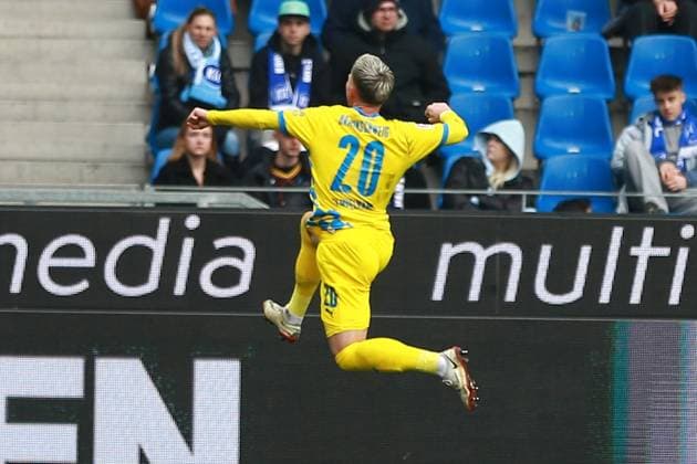 09 02 2025, xrekx, Fußball 2 Bundesliga, Karlsruher SC Eintracht Braunschweig v l Torjubel nach dem Tor zum celebrating the goal celebrate durch Lino Tempelmann Eintracht Braunschweig zum 2 0 DFL DFB REGULATIONS PROHIBIT ANY USE OF PHOTOGRAPHS as IMAGE SEQUENCES and or QUASI VIDEO Karlsruhe