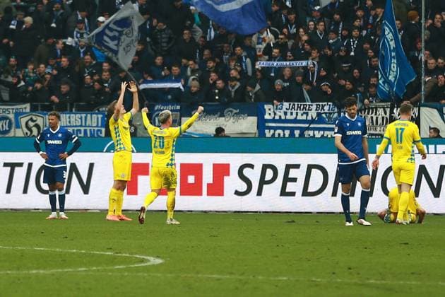 09 02 2025, xrekx, Fußball 2 Bundesliga, Karlsruher SC Eintracht Braunschweig v l Mannschaft, Spieler, jubeln nach Spielende, Team, Player, celebrate at the end of the match Braunschweig DFL DFB REGULATIONS PROHIBIT ANY USE OF PHOTOGRAPHS as IMAGE SEQUENCES and or QUASI VIDEO Karlsruhe