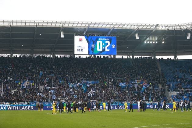 09 02 2025, xrekx, Fußball 2 Bundesliga, Karlsruher SC Eintracht Braunschweig v l Mannschaft, Spieler, jubeln nach Spielende, Team, Player, celebrate at the end of the match Braunschweig DFL DFB REGULATIONS PROHIBIT ANY USE OF PHOTOGRAPHS as IMAGE SEQUENCES and or QUASI VIDEO Karlsruhe