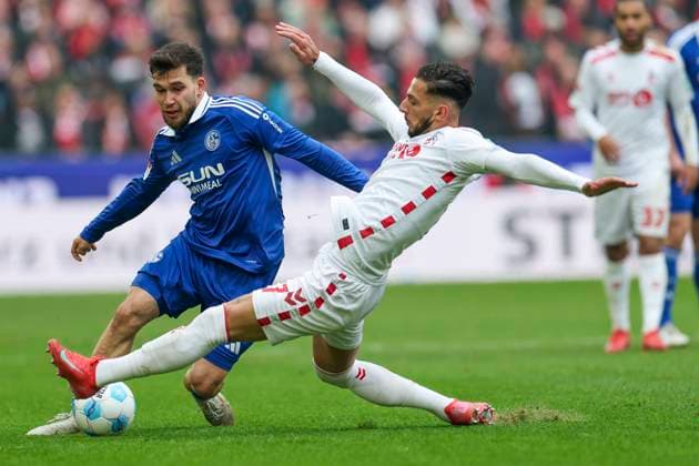 GER, 2 FBL, 1 FC Koeln vs FC Schalke 04 09 02 2025, Rheinenergie Stadion, Koeln, GER, 2 FBL, 1 FC Koeln vs FC Schalke 04, in the picture Leart Paqarada FC Koeln 17 , in a duel against Mehmet Can AydÄ±n Schalke 23 , nordphotoxGmbHx xMeuter nph00351