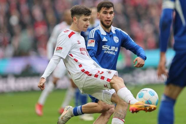GER, 2.FBL, 1. FC Koeln vs. FC Schalke 04 09.02.2025, Rheinenergie Stadion, Koeln, GER, 2.FBL, 1. FC Koeln vs. FC Schalke 04, im Bild: Denis Huseinbasic (FC Koeln 8), im Zweikampf gegen Mehmet-Can AydÄ±n (Schalke 23), nordphotoxGmbHx xMeuter nph00351