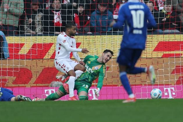 GER, 2 FBL, 1 FC Koeln vs FC Schalke 04 09 02 2025, Rheinenergie Stadion, Koeln, GER, 2 FBL, 1 FC Koeln vs FC Schalke 04, in the picture goal chance for Linton Maina FC Koeln 37 , against goalkeeper Justin Heekeren nordphotoxGmbHx xMeuter nph00351