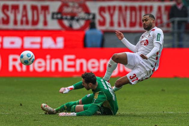 Linton Maina FC Köln FC Koeln, 37 in duel against goalkeeper Justin Heekeren FC Schalke 04, 28 , GER, FC Köln Koeln vs FC Schalke 04, Soccer, 2 Bundesliga, Matchday 21, Season 2024 2025, 09 02 2025, DFL DFB REGULATES PROHIBIT ANY USE OF PHOTOGRAPHS AS IMAGE SEQUENCES AND OR QUASI VIDEO, GER, FC Köln Koeln vs FC Schalke 04, Football, 2 Bundesliga, Matchday 21, Season 2024 2025, 09 02 2025 Köln Koeln Copyright: xGabrielxBoiax EP_EER