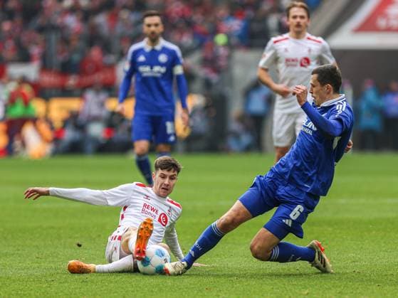 Ron Schallenberg (FC Schalke 04, 6) im Zweikampf gegen Denis Huseinbasic (FC Köln FC Koeln, 8), GER, FC Köln Koeln vs. FC Schalke 04, Fussball, 2. Bundesliga, 21. Spieltag, Spielzeit 2024 2025, 09.02.2025, DFL DFB REGULATIONS PROHIBIT ANY USE OF PHOTOGRAPHS AS IMAGE SEQUENCES AND OR QUASI-VIDEO, GER, FC Köln Koeln vs. FC Schalke 04, Fussball, 2. Bundesliga, 21. Spieltag, Spielzeit 2024 2025, 09.02.2025 Köln Koeln Copyright: xGabrielxBoiax EP_EER