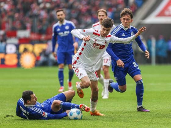 Ron Schallenberg (FC Schalke 04, 6) im Zweikampf gegen Denis Huseinbasic (FC Köln FC Koeln, 8), GER, FC Köln Koeln vs. FC Schalke 04, Fussball, 2. Bundesliga, 21. Spieltag, Spielzeit 2024 2025, 09.02.2025, DFL DFB REGULATIONS PROHIBIT ANY USE OF PHOTOGRAPHS AS IMAGE SEQUENCES AND OR QUASI-VIDEO, GER, FC Köln Koeln vs. FC Schalke 04, Fussball, 2. Bundesliga, 21. Spieltag, Spielzeit 2024 2025, 09.02.2025 Köln Koeln Copyright: xGabrielxBoiax EP_EER