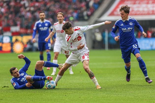 Ron Schallenberg (FC Schalke 04, 6) im Zweikampf gegen Denis Huseinbasic (FC Köln FC Koeln, 8), GER, FC Köln Koeln vs. FC Schalke 04, Fussball, 2. Bundesliga, 21. Spieltag, Spielzeit 2024 2025, 09.02.2025, DFL DFB REGULATIONS PROHIBIT ANY USE OF PHOTOGRAPHS AS IMAGE SEQUENCES AND OR QUASI-VIDEO, GER, FC Köln Koeln vs. FC Schalke 04, Fussball, 2. Bundesliga, 21. Spieltag, Spielzeit 2024 2025, 09.02.2025 Köln Koeln Copyright: xGabrielxBoiax EP_EER