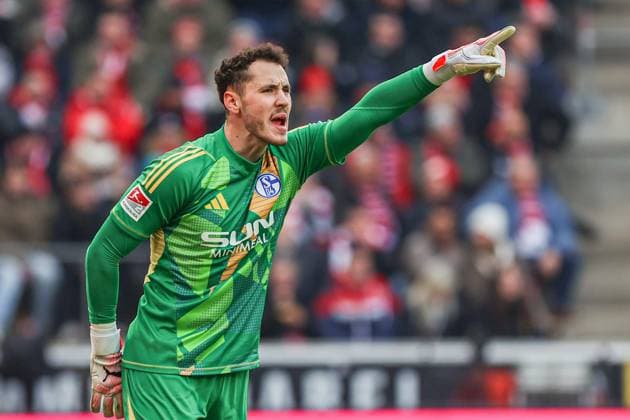 Goalkeeper Justin Heekeren FC Schalke 04, 28 on the ball, in action, single action, GER, FC Köln Koeln vs FC Schalke 04, Football, 2 Bundesliga, Matchday 21, Season 2024 2025, 09 02 2025, DFL DFB REGULATIONS PROHIBIT ANY USE OF PHOTOGRAPHS AS IMAGE SEQUENCES AND OR QUASI VIDEO, GER, FC Köln Koeln vs FC Schalke 04, Football, 2 Bundesliga, Matchday 21, Season 2024 2025, 09 02 2025 Köln Koeln Copyright: xGabrielxBoiax EP_EER