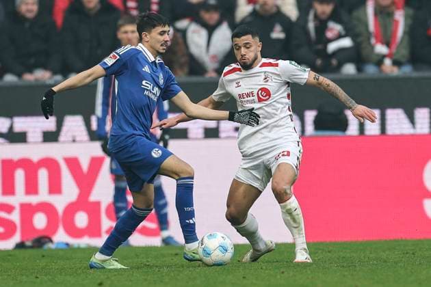 GER, 2 FBL, 1 FC Koeln vs FC Schalke 04 09 02 2025, Rheinenergie Stadion, Koeln, GER, 2 FBL, 1 FC Koeln vs FC Schalke 04, in the picture Jusuf Gazibegovic Koeln 25 , in a duel against Ilyes Hamache Schalke 24 , nordphotoxGmbHx xMeuter nph00351