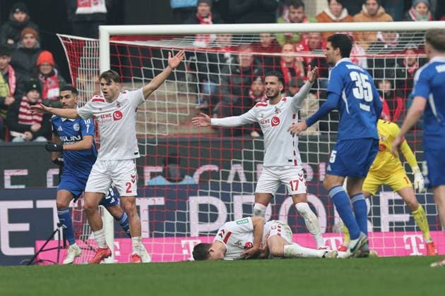 GER, 2.FBL, 1. FC Koeln vs. FC Schalke 04 09.02.2025, Rheinenergie Stadion, Koeln, GER, 2.FBL, 1. FC Koeln vs. FC Schalke 04, im Bild: Dominique Heintz (FC Koeln 3), wird durch einen Freistoß getroffen liegt verletzt am Boden, JoÃ«l Schmied (Koeln 2), und Leart Paqarada (FC Koeln 17),reklamieren nordphotoxGmbHx xMeuter nph00351