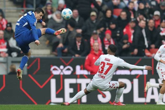 GER, 2 FBL, 1 FC Koeln vs FC Schalke 04 09 02 2025, Rheinenergie Stadion, Koeln, GER, 2 FBL, 1 FC Koeln vs FC Schalke 04, in the picture Ron Schallenberg Schalke 6 , in a duel against Linton Maina FC Koeln 37 , nordphotoxGmbHx xMeuter nph00351