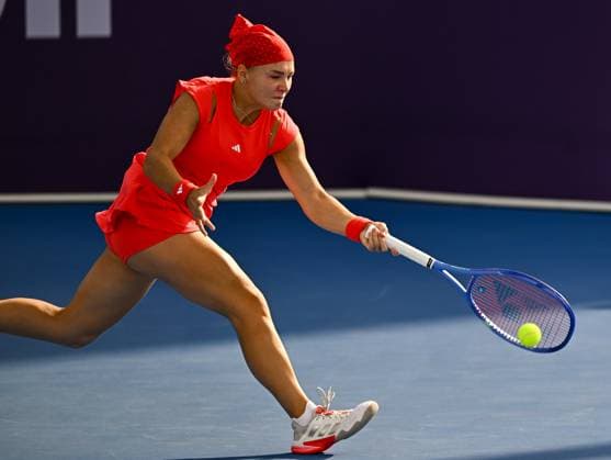 (250209) -- DOHA, Feb. 9, 2025 -- Diana Shnaider hits a return during the first round of WTA, Tennis Damen Qatar Open tennis tournament match between Alycia Parks of the United States and Diana Shnaider of Russia at the Khalifa International Tennis Complex in Doha, Qatar, on Feb. 9, 2025. (Photo by Xinhua) (SP)QATAR-DOHA-WTA QATAR OPEN 2025 Nikku 