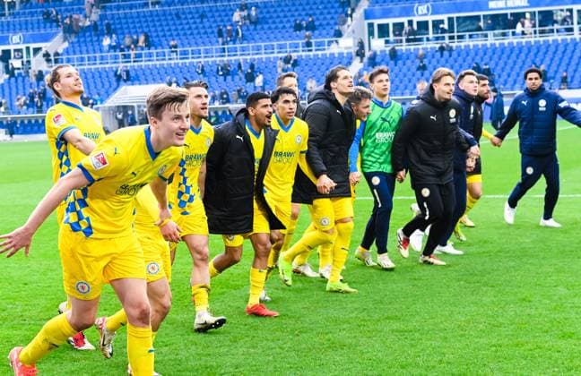 Robert Ivanov (Eintracht Braunschweig), Ermin Bicakcic (Eintracht Braunschweig), Fabio Di Michele Sanchez (Eintracht Braunschweig) und Levente Szabo (Eintracht Braunschweig) bejubelt den Sieg mit ihren Teamkollegen nach dem Spiel der 2. Bundesliga zwischen Karlsruher SC und Eintracht Braunschweig im BBBank Wildpark am 09. February 2025 in Karlsruhe, Deutschland. (Foto von Silas Schueller De Fodi Images) +++ Robert Ivanov (Eintracht Braunschweig), Ermin Bicakcic (Eintracht Braunschweig), Fabio Di Michele Sanchez (Eintracht Braunschweig) und Levente Szabo (Eintracht Braunschweig) celebrate the win with their teammates after the 2. Bundesliga match between Karlsruher SC and Eintracht Braunschweig at BBBank Wildpark on February 9, 2025 in Karlsruhe, Germany. (Photo by Silas Schueller De Fodi Images) DFB DFL REGULATIONS PROHIBIT ANY USE OF PHOTOGRAPHS AS IMAGE SEQUENCES AND OR QUASI-VIDEO. (Photo by Silas Schueller DeFodi Images) Defodi-738_738_KSCBRA_20250209_267 Defodi-738 DFB DFL REGULATIONS PROHIBIT ANY USE OF PHOTOGRAPHS AS IMAGE SEQUENCES AND OR QUASI-VIDEO.