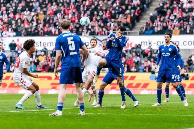 2 Soccer Bundesliga 1 FC Köln FC Schalke 04 09 02 2025 Imad Rondic 1 FC Köln, 27 tries to assert himself against Ron Schallenberg Schalke 04, 6 with a back kick after a corner kick 2 Soccer Bundesliga, 1 FC Köln FC Schalke 04, Köln, Rheinenergiestadion am 09 02 2025 DFL REGULATIONS PROHIBIT ANY USE OF PHOTOGRAPHS AS IMAGE SEQUENCES AND OR QUASI VIDEO Copyright: xBEAUTIFULxSPORTS Wunderlx
