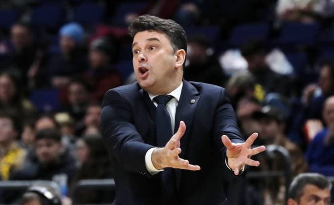 Coach Israel Gonzales pointing, gesturing upper body action Sport Basketball BBL Bundesliga Men 20 Matchday Season 2024 2025 09 02 2025 ALBA Berlin vs Veolia Towers Hamburg