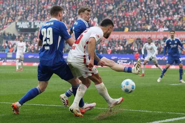 GER, 2 FBL, 1 FC Koeln vs FC Schalke 04 09 02 2025, Rheinenergie Stadion, Koeln, GER, 2 FBL, 1 FC Koeln vs FC Schalke 04, in the picture Jusuf Gazibegovic Koeln 25 , in a duel against Tobias Mohr Schalke 29 , Derry Murkin Schalke 5 , nordphotoxGmbHx xMeuter nph00351