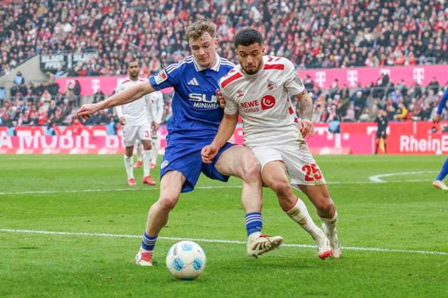 GER, 2 FBL, 1 FC Koeln vs FC Schalke 04 09 02 2025, Rheinenergie Stadion, Koeln, GER, 2 FBL, 1 FC Koeln vs FC Schalke 04, in the picture Jusuf Gazibegovic Koeln 25 , in a duel against Derry Murkin Schalke 5 , nordphotoxGmbHx xMeuter nph00351