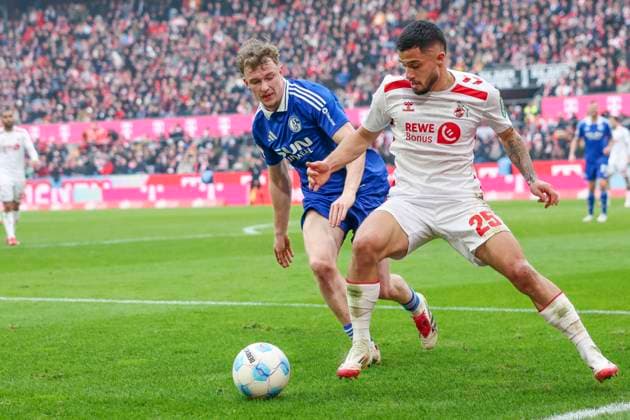 GER, 2 FBL, 1 FC Koeln vs FC Schalke 04 09 02 2025, Rheinenergie Stadion, Koeln, GER, 2 FBL, 1 FC Koeln vs FC Schalke 04, in the picture Jusuf Gazibegovic Koeln 25 , in a duel against Derry Murkin Schalke 5 , nordphotoxGmbHx xMeuter nph00351