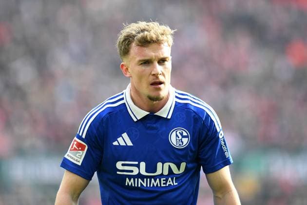 Derry John Murkin (FC Schalke 04) schaut waehrend des Spiels der 2. Bundesliga zwischen 1. FC Köln und FC Schalke 04 im RheinEnergieStadion am 09. February 2025 in Köln, Deutschland. (Foto von Ralf Treese DeFodi Images) +++ Derry John Murkin (FC Schalke 04) looks on during the 2. Bundesliga match between 1. FC Köln and FC Schalke 04 at RheinEnergieStadion on February 9, 2025 in Cologne, Germany. (Photo by Ralf Treese DeFodi Images) DFB DFL REGULATIONS PROHIBIT ANY USE OF PHOTOGRAPHS AS IMAGE SEQUENCES AND OR QUASI-VIDEO. (Photo by Ralf Treese DeFodi Images) Defodi-521_KOES0420250209_076 *** Derry John Murkin FC Schalke 04 looks on during the 2 Bundesliga match between 1 FC Köln and FC Schalke 04 at RheinEnergieStadion on February 09, 2025 in Cologne, Germany Photo by Ralf Treese DeFodi Images Derry John Murkin FC Schalke 04 looks on during the 2 Bundesliga match between 1 FC Köln and FC Schalke 04 at RheinEnergieStadion on February 9, 2025 in Cologne, Germany Photo by Ralf Treese DeFodi Images DFB DFL REGULATIONS PROHIBIT ANY USE OF PHOTOGRAPHS AS IMAGE SEQUENCES AND OR QUASI VIDEO Photo by Ralf Treese DeFodi Images Defodi 521 KOES0420250209 076 Defodi-521 DFB DFL REGULATIONS PROHIBIT ANY USE OF PHOTOGRAPHS AS IMAGE SEQUENCES AND OR QUASI-VIDEO.
