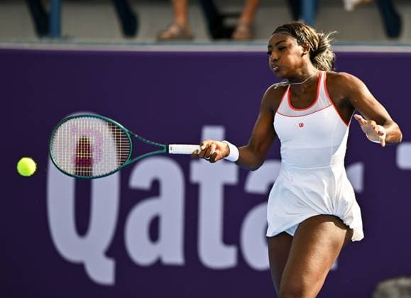 (250209) -- DOHA, Feb. 9, 2025 -- Alycia Parks hits a return during the first round of WTA, Tennis Damen Qatar Open tennis tournament match between Alycia Parks of the United States and Diana Shnaider of Russia at the Khalifa International Tennis Complex in Doha, Qatar, on Feb. 9, 2025. (Photo by Xinhua) (SP)QATAR-DOHA-WTA QATAR OPEN 2025 Nikku 