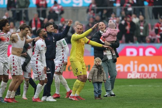 GER, 2 FBL, 1 FC Koeln vs FC Schalke 04 09 02 2025, Rheinenergie Stadion, Koeln, GER, 2 FBL, 1 FC Koeln vs FC Schalke 04, in the picture the Koelner are happy about the victory after the game with the fans in front of the Suedkurve Neo Telle Koeln 49 , JoÃ l Schmied Koeln 2 , Linton Maina FC Koeln 37 , Max Finkgräfe Finkgraefe FC Koeln 35 , Eric Martel FC Koeln 6 , Jusuf Gazibegovic Koeln 25 , Imad Rondic FC Koeln 27 , Marvin Schwäbe Schwaebe goalkeeper FC Koeln 1 , nordphotoxGmbHx xMeuter nph00351