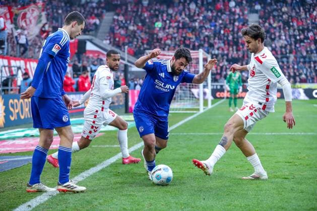 09 02 2025, Football, 1 FC Köln FC Schalke 04, 2 Fußball Bundesliga, 21 Matchday, RheinEnergie STADION, Saison 2024 2025 Mehmet AydÄ±n S04 23 in duel against Linton Maina FC Köln 37 and Max Finkgräfe FC Köln 35 DFB regulations prohibit any use of photographs as image sequences and or quasi video Nordrhein Westfalen Germany